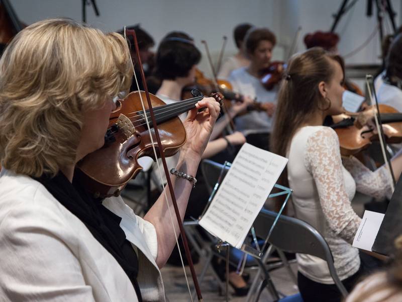 Das Orchester der Gebietskirche gestaltet den Gottesdienst musikalisch mit