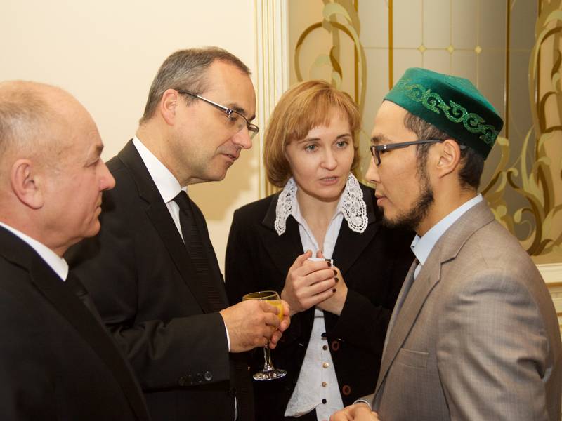 Stammapostel Schneider im Gespräch mit dem Vertreter des Imams