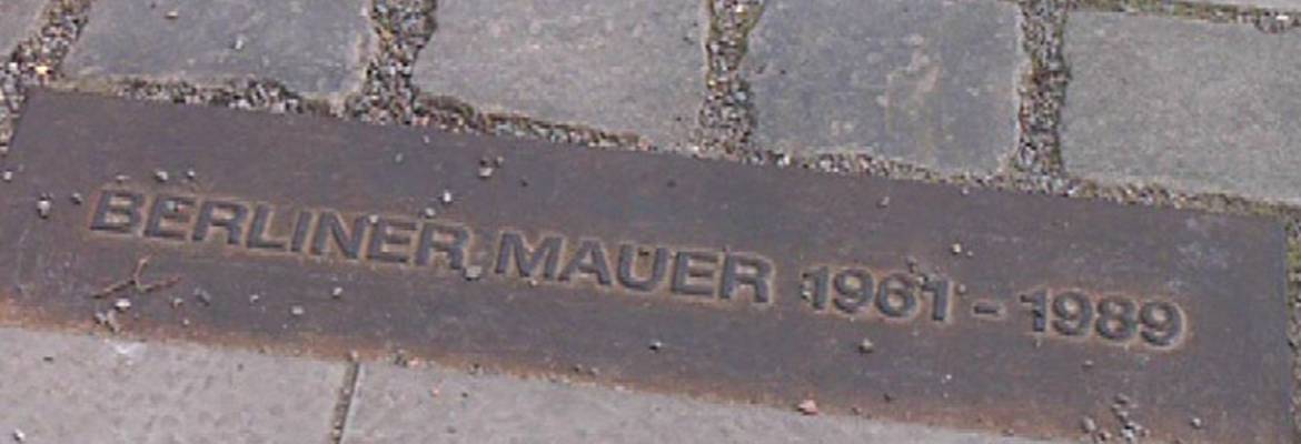 Markierung des Mauerverlaufs am Brandenburger Tor: Szene aus dem Vorfilm