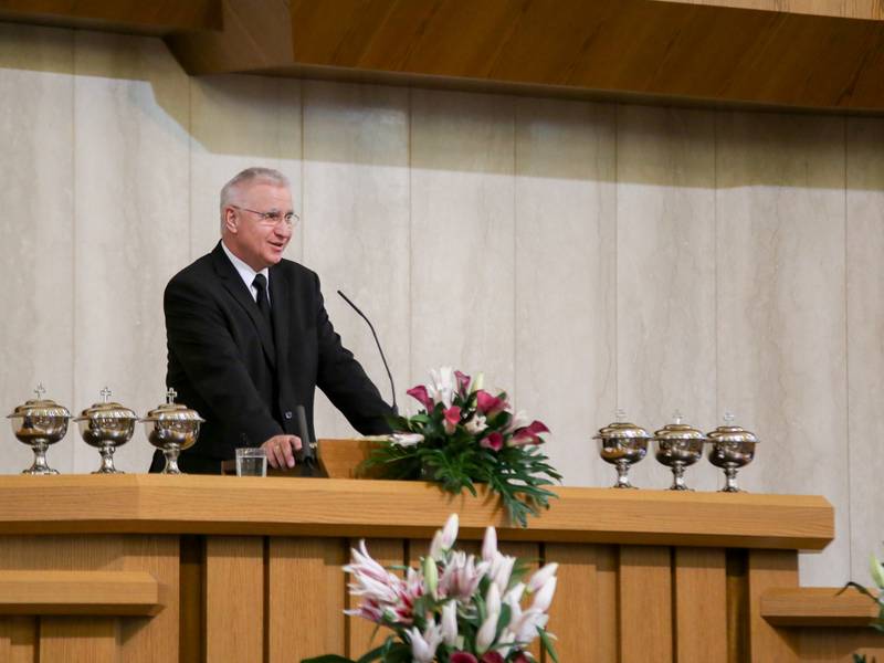 Bezirksapostel Nadolny hatte zum Ämtergottesdienst geladen.