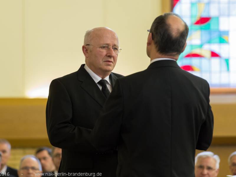 Nach fast 42 Amtsjahren wird Apostel Berndt (l.) von Stammapostel Schneider in den Ruhestand versetzt