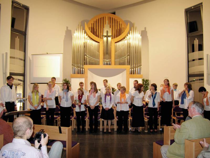 Ein Jugendchor, der vor einem Jahr einer Einladung der Gebietskirche Südafrika nach Kapstadt gefolgt war, stellte seine Reiseeindrücke in Wort, Bild und vor allem Musik vor