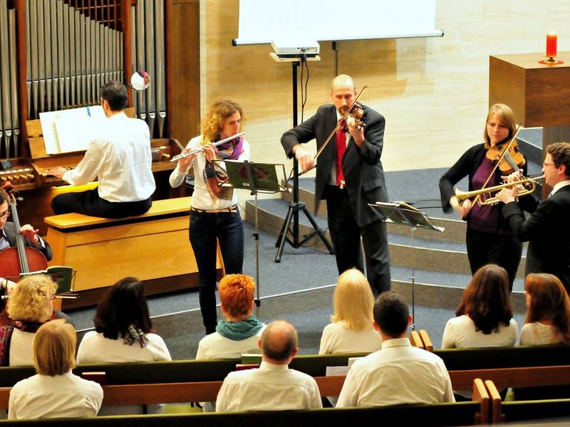 Auch die Instrumentalgruppe der Gemeinde setzte mit dem stimmungsvollen „Tollite Hostias“ von Camille Saint-Saens in der Bearbeitung von Eberhard Koch einen weiteren musikalischen Akzent.