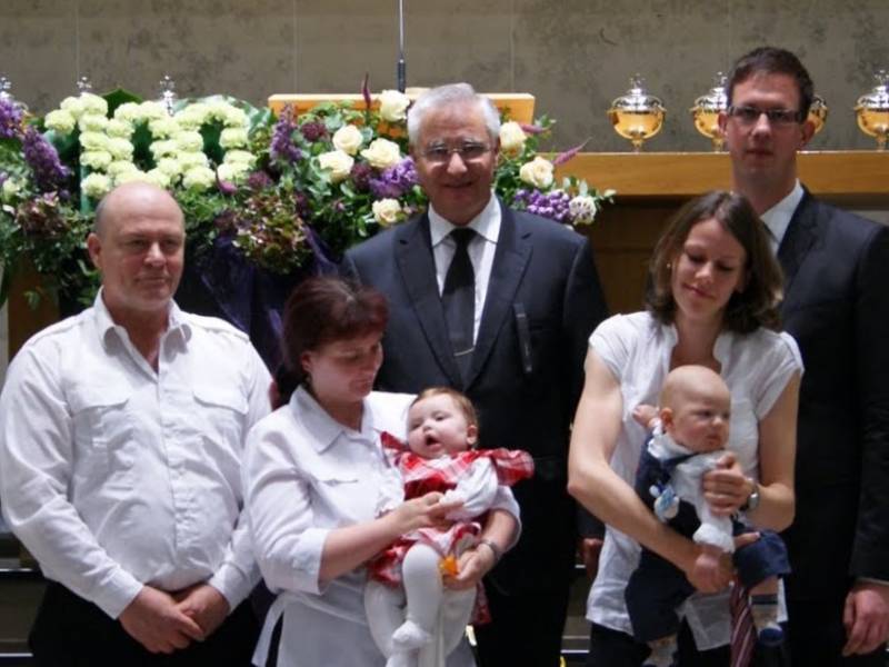 Bezirksapostel Nadolny spendet zwei Kindern das Sakrament der Heiligen Versiegelung