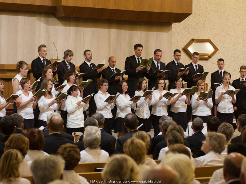 Stimmgewaltig eröffnet der Chor aus den neun Gemeinden des Kirchenbezirks Berlin-Nord das Programm