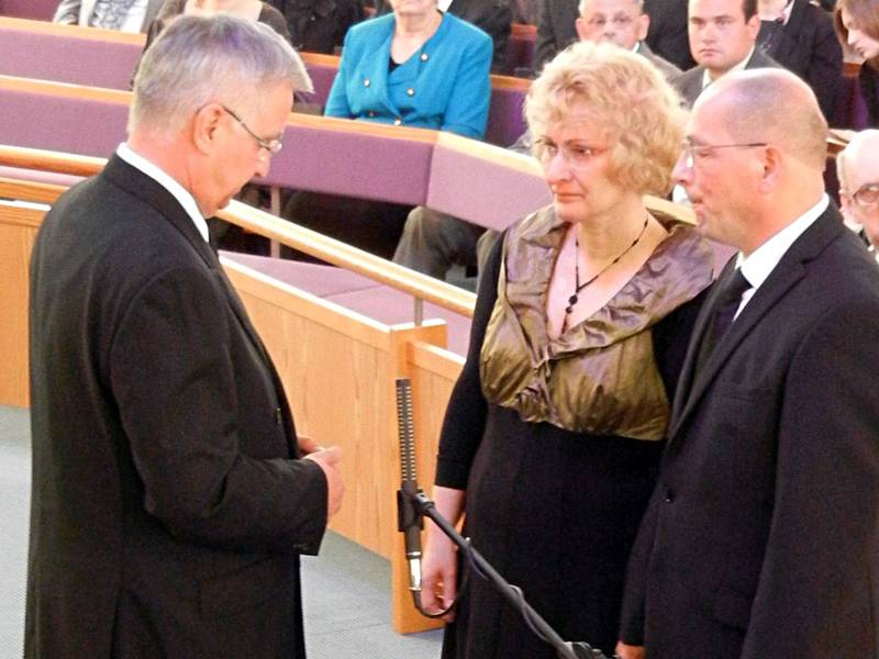 Bezirksapostel Nadolny (l.) spendete Gemeindevorsteher Naumann und dessen Ehefrau den Segen zur Silberhochzeit