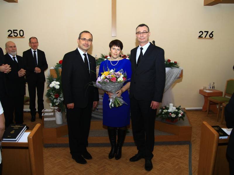 Apostel Aktschurin und seine Frau erhielten den Segen zur silbernen Hochzeit.