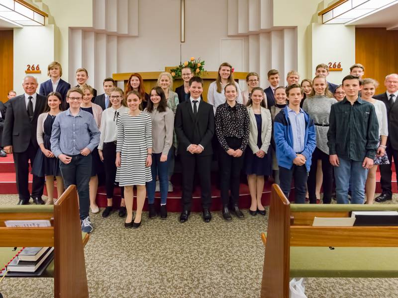Gruppenfoto der Konfirmanden mit Bezirksapostel Nadolny und Apostel Katens