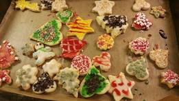 … während im Nebenraum die schönsten Weihnachtskekse weit und breit gebacken und verziert werden. 18 Kinder toben sich vorweihnachtlich aus und zeigen Ihre Kreativität.