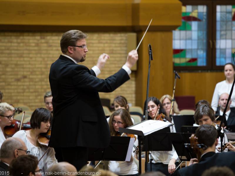 ...beginnt mit Jean Sibelius' "Andante festivo". Es konzertiert das Orchester der Gebietskirche...