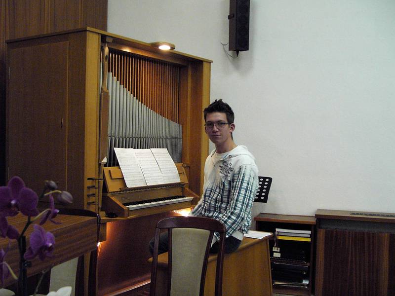 Tino Volland setzt mit geistlichen Liedern an der Orgel den Schlusspunkt unter das Programm