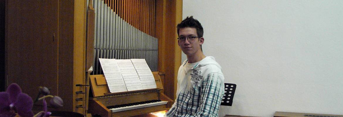 Tino Volland setzt mit geistlichen Liedern an der Orgel den Schlusspunkt unter das Programm