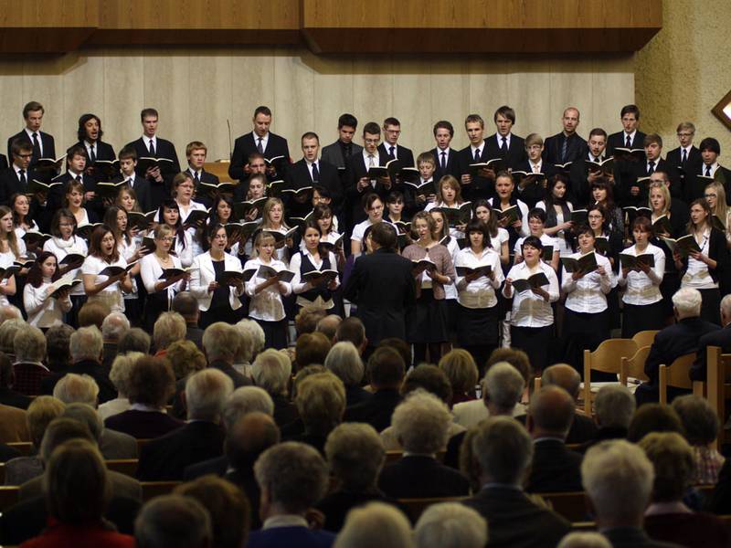 Einfühlsam bringt ein gemischter Jugendchor mit mehr als 80 Mitwirkenden geistliche Lieder zum Vortrag