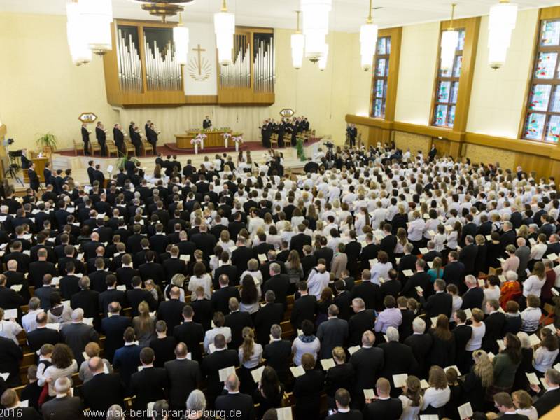 Für die musikalische Gestaltung des Gottesdienstes sind der Berliner Schulchor und das Orchester der Gebietskirche zuständig