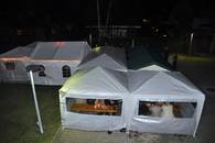 Beheizte Zelte vor der Marienfelder Kirche laden zum gemütlichen Beisammensein