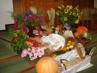 Auch die Gemeinde Mariendorf hat ihren Altar mit Früchten des Feldes geschmückt.