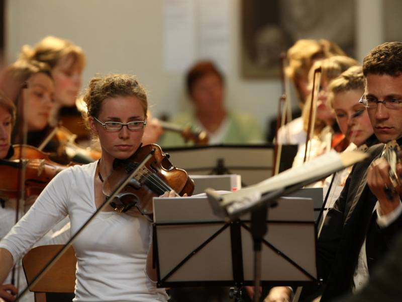 Der transparente Klang des Orchesters lässt die Einzelstimmen erfahrbar werden  ohne dass der Gesamtklang zerfällt