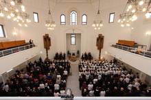 384 Zuhörer haben sich in der Kirche versammelt...