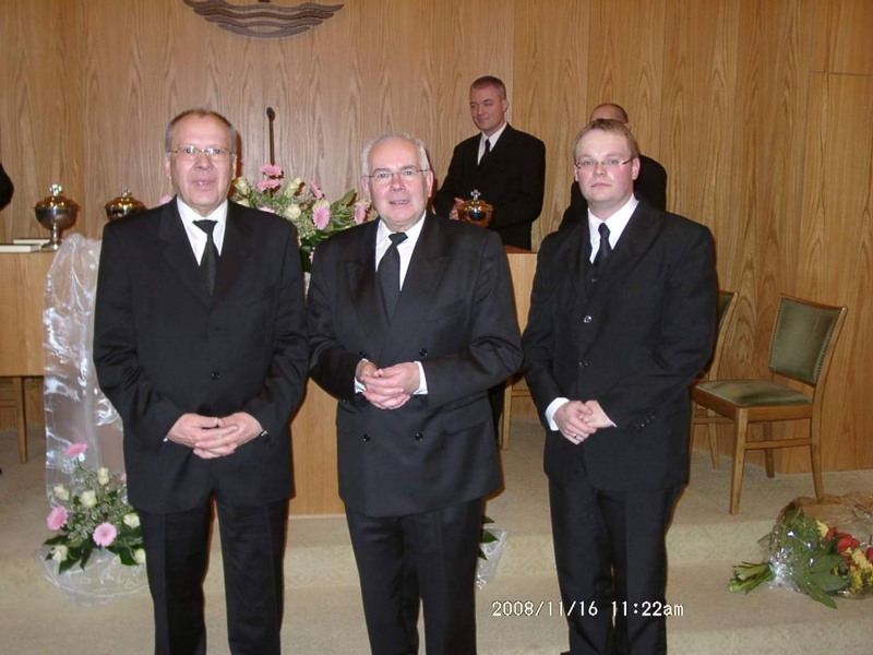 Der neue Gemeindevorsteher, Hirte Willi Schünicke, mit seinem Amtsvorgänger Jürgen Riehl und dem neu ordinierten Priester Oliver Kolloff