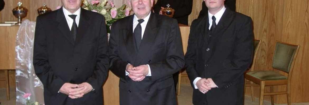 Der neue Gemeindevorsteher, Hirte Willi Schünicke, mit seinem Amtsvorgänger Jürgen Riehl und dem neu ordinierten Priester Oliver Kolloff