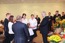 Anlässlich des Gottesdienstes wurden fünf Seelen mit Heiligem Geist versiegelt und Bezirksevangelisten Udo Golz und seiner Frau der Segen zur Silberhochzeit gespendet.