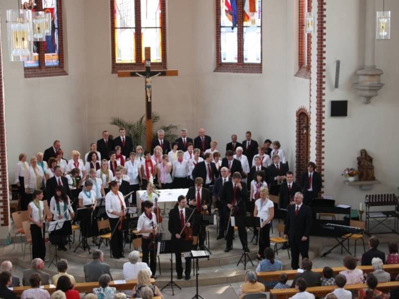 als auch in der katholischen Kirche "St. Mariä Himmelfahrt".