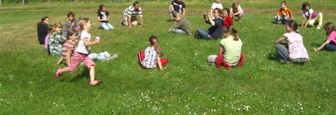 Sport und Spiel bei strahlendem Sonnenschein