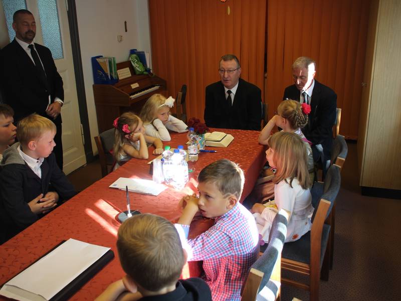 Kinder zu Besuch im Ämterzimmer