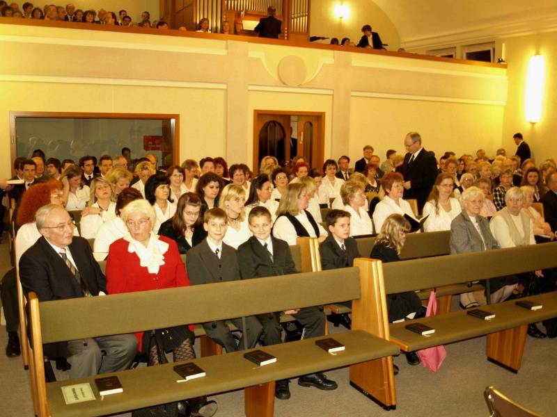 Die Gemeinde Falkensee vor dem Gottesdienst.