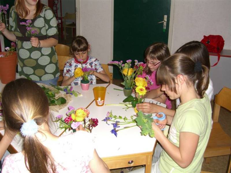 Der Blumenschmuck wird vorbereitet