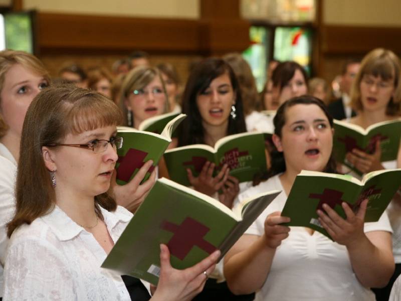 Zirka 200 Sängerinnen und Sänger umrahmen den Gottesdienst musikalisch.