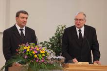Das Dienen des Stammapostels wird Satz für Satz ins Russische übersetzt.