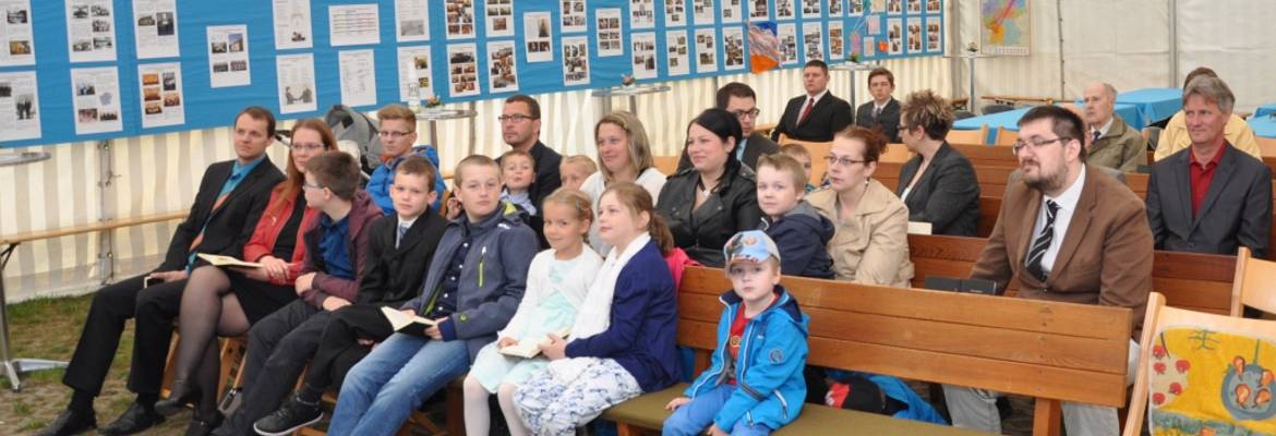 Der Kirchenraum reicht nicht aus.
