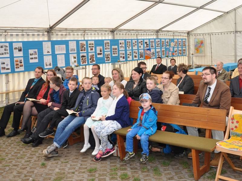 Der Kirchenraum reicht nicht aus.