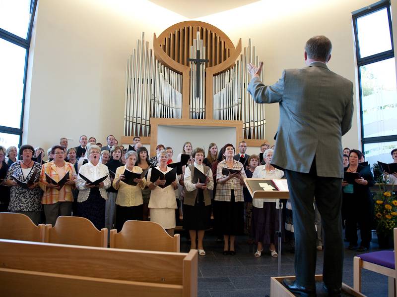 Ein Projektchor, Jugendchor und Streicherensemble umrahmen die Feierstunde.
