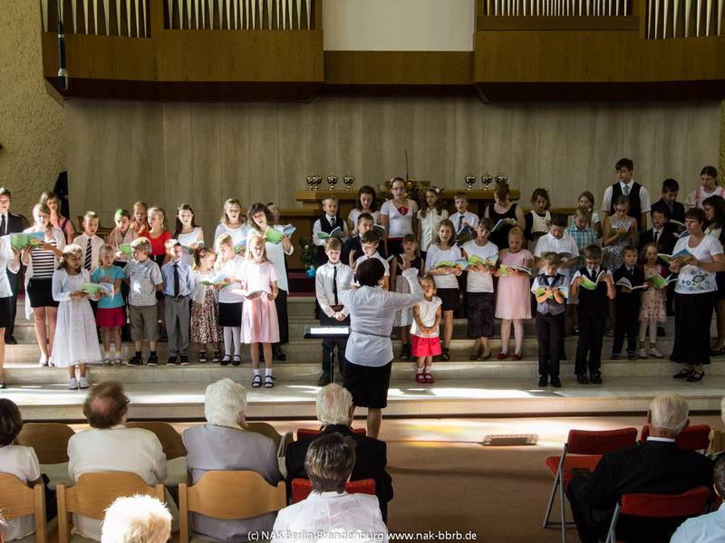 Der Kinderchor singt vor dem Gottesdienst.