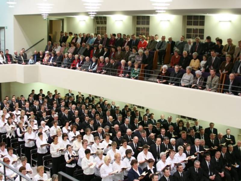 Der Berliner Schulchor: Ca. 360 Sängerinnen und Sänger in der Kirche Berlin-Prenzlauer Berg.