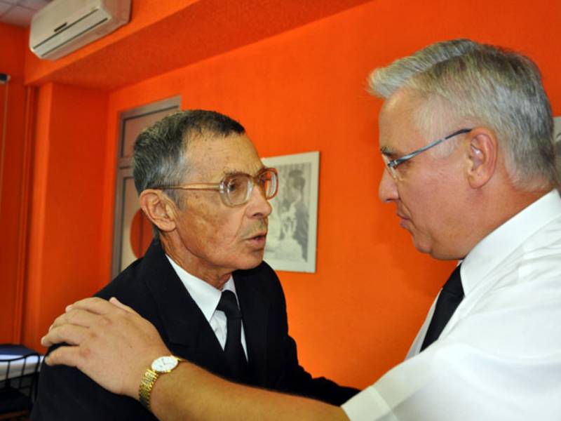 Der Bezirksapostel mit einem Priester im Ruhestand aus der Gemeinde