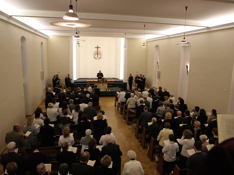 Zum letzten Gottesdienst im alten Jahr besucht Bezirksapostel Nadolny die Gemeinde.