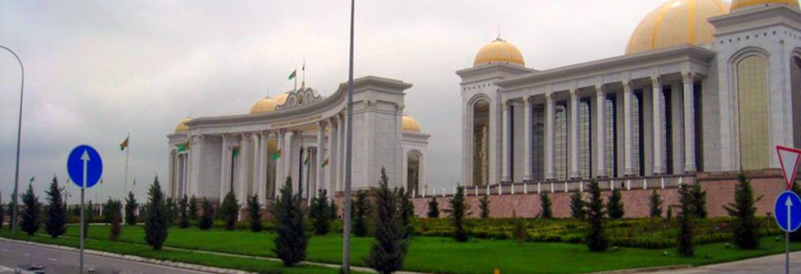 Monumentalbauten in der turkmenischen Hauptstadt Aschgabat