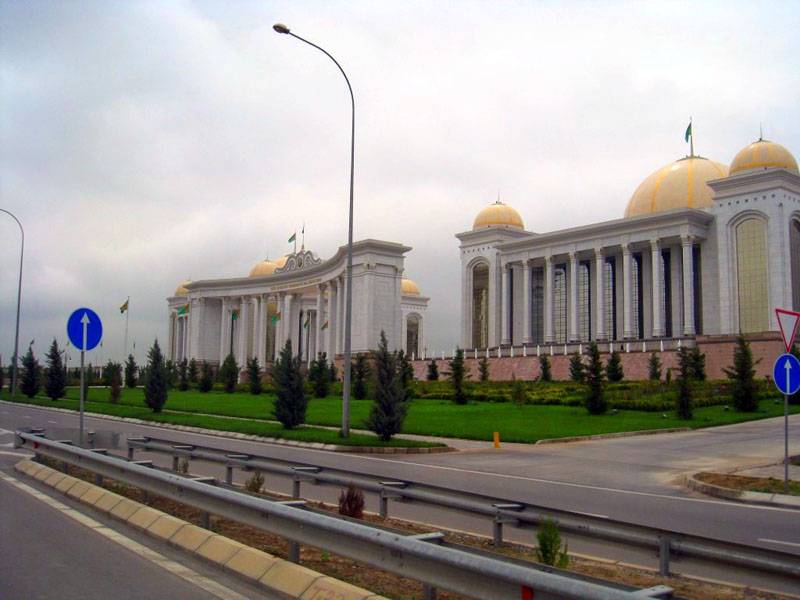 Monumentalbauten in der turkmenischen Hauptstadt Aschgabat