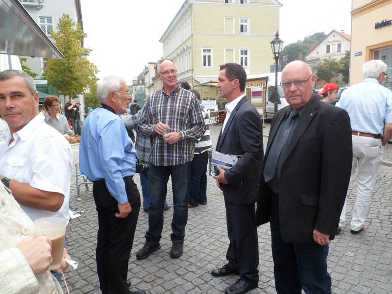 Im Gespräch mit Bürgermeister Lehmann (2.v.r.)...