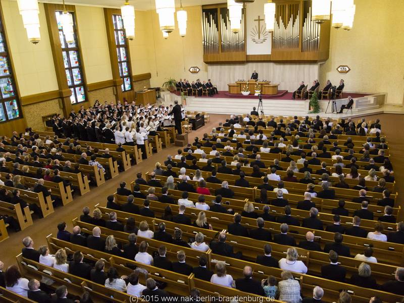 In der Kirche Lichtenberg nehmen die Amtsträger und ihre Ehefrauen aus den Kirchenbezirken Berlin-Nord, -Nordwest und -Ost am Gottesdienst teil