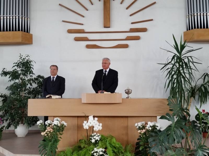 Bezirksapostel am Altar in Mosyr