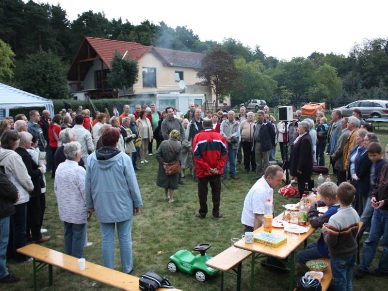 Mit einem gemeinsamen Lied klingt das Jubiläums-Gemeindefest aus