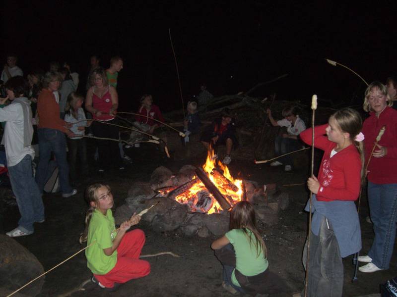 Mit einem Lagerfeuer klingt der Samstag am Werbellinsee aus