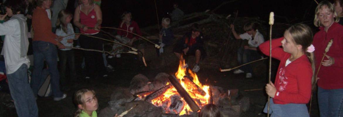 Mit einem Lagerfeuer klingt der Samstag am Werbellinsee aus