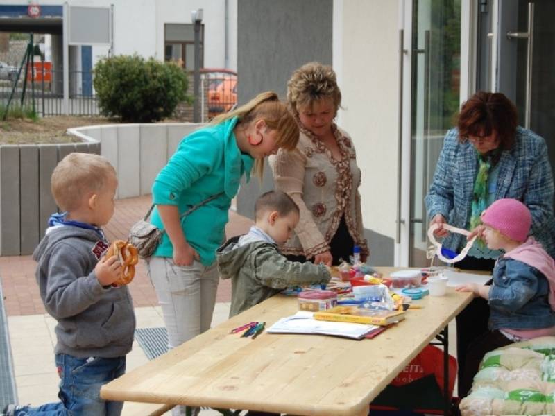 Die Kinder können hier auch basteln.Der Gemeindechor umrahmte den Tag der offenen Tür in Strausberg.
