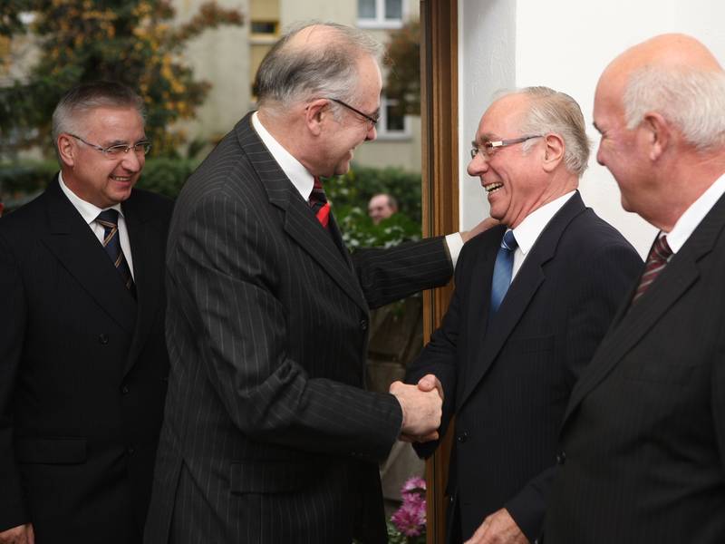 Stammapostel Leber begrüßt den im Ruhestand befindlichen Bezirksapostel Fritz Schröder; im Hintergrund (l.) dessen Amtsnachfolger, Bezirksapostel Wolfgang Nadolny
