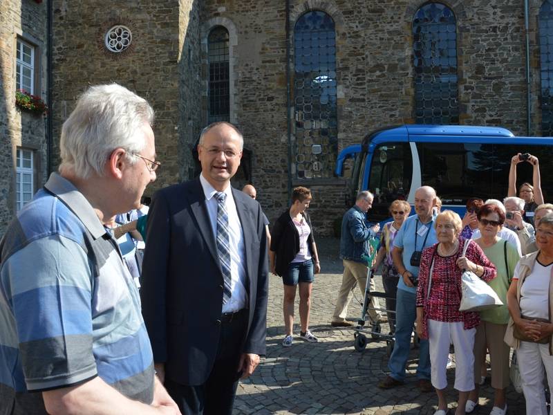 Bürgermeister Persion (2.v.l.) begrüßt die Gäste